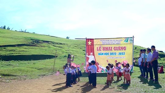 Miền Trung: Xúc động hình ảnh khai giảng đầu năm học mới tại vùng cao - Ảnh 5.