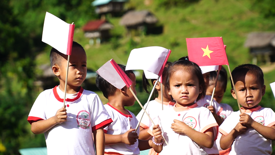 Miền Trung: Xúc động hình ảnh khai giảng đầu năm học mới tại vùng cao - Ảnh 7.