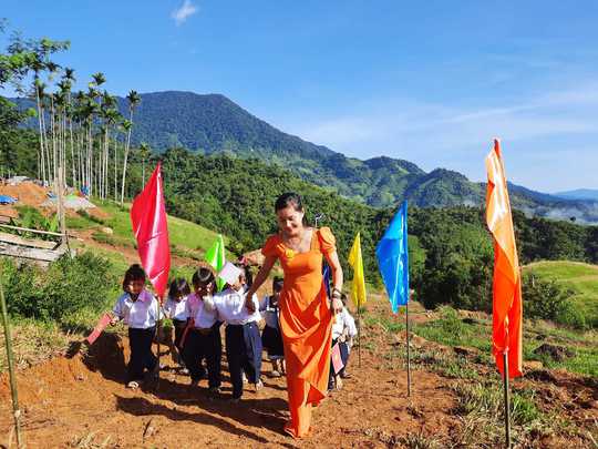 Miền Trung: Xúc động hình ảnh khai giảng đầu năm học mới tại vùng cao - Ảnh 10.