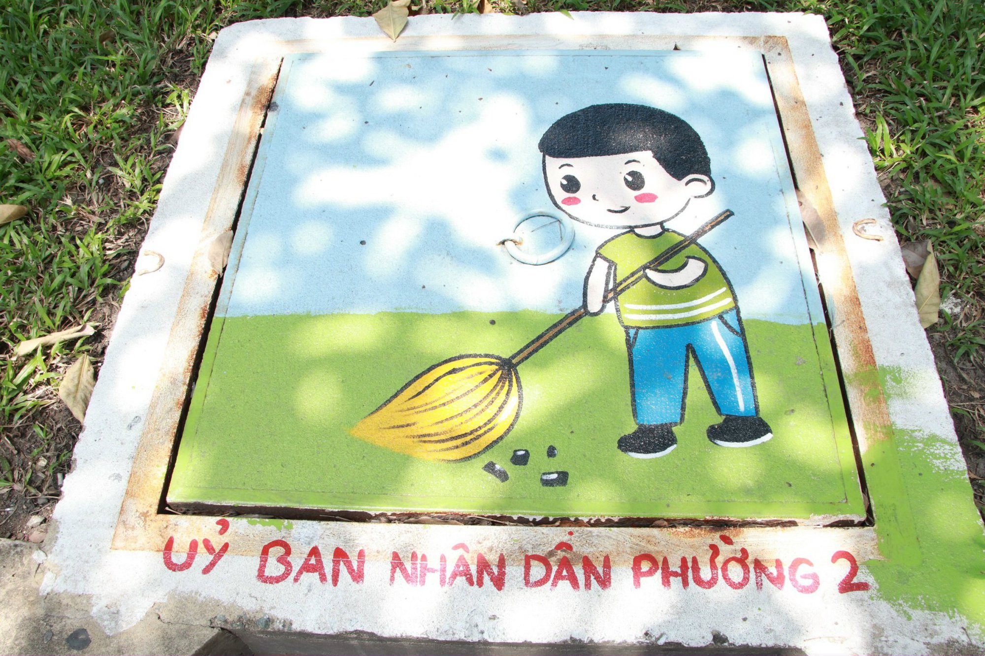 Thông điệp môi trường trên nắp cống