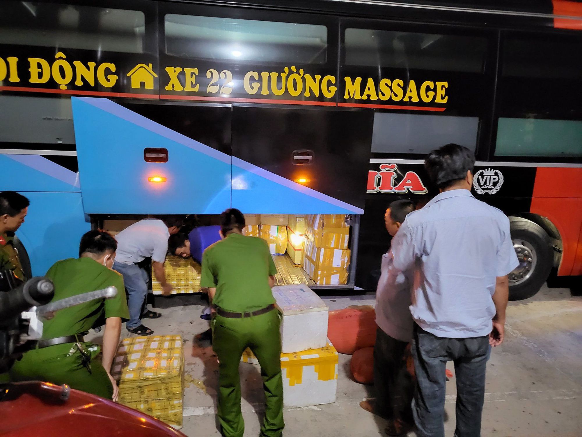 Bắt xe kh&aacute;ch chở 400kg nội tạng động vật l&uacute;c rạng s&aacute;ng - Ảnh 1.