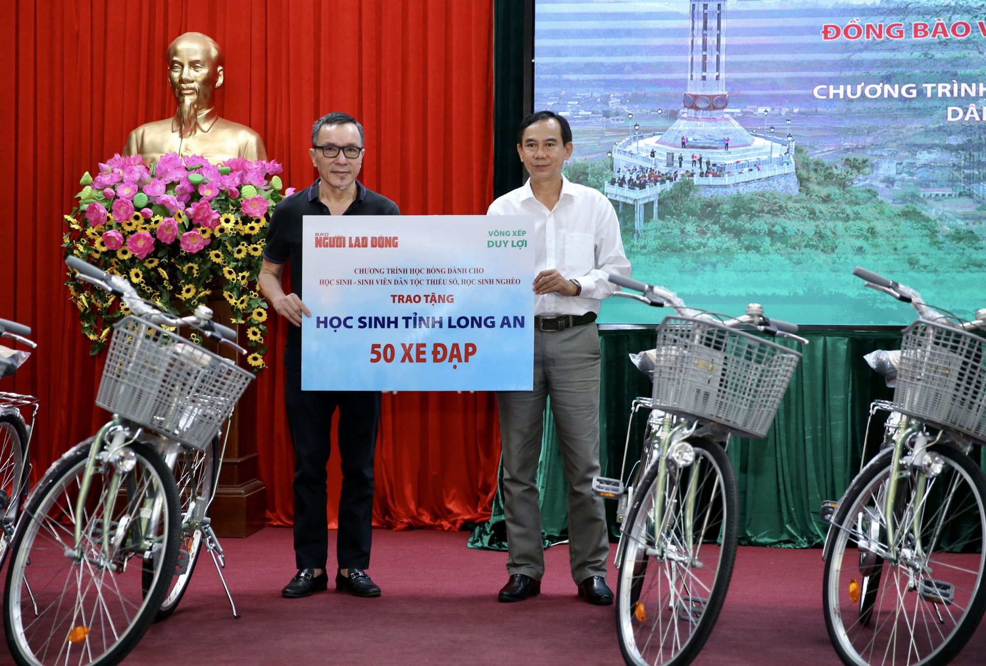 V&ugrave;ng bi&ecirc;n giới vui mừng đ&oacute;n nhận cờ Tổ quốc, học bổng v&agrave; nhiều phần qu&agrave; - Ảnh 7.