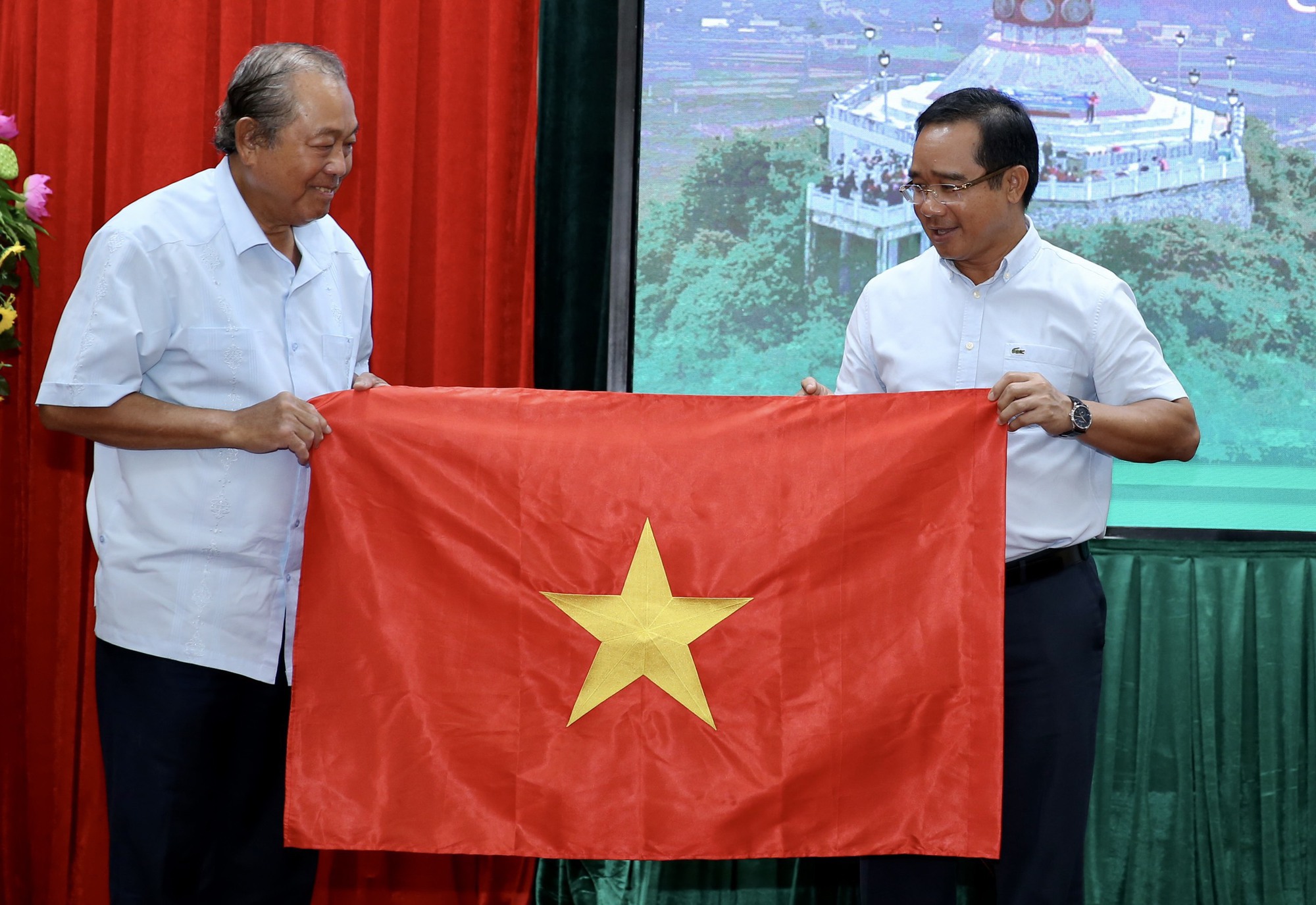 Vùng biên giới vui mừng đón nhận cờ Tổ quốc, học bổng và nhiều phần quà