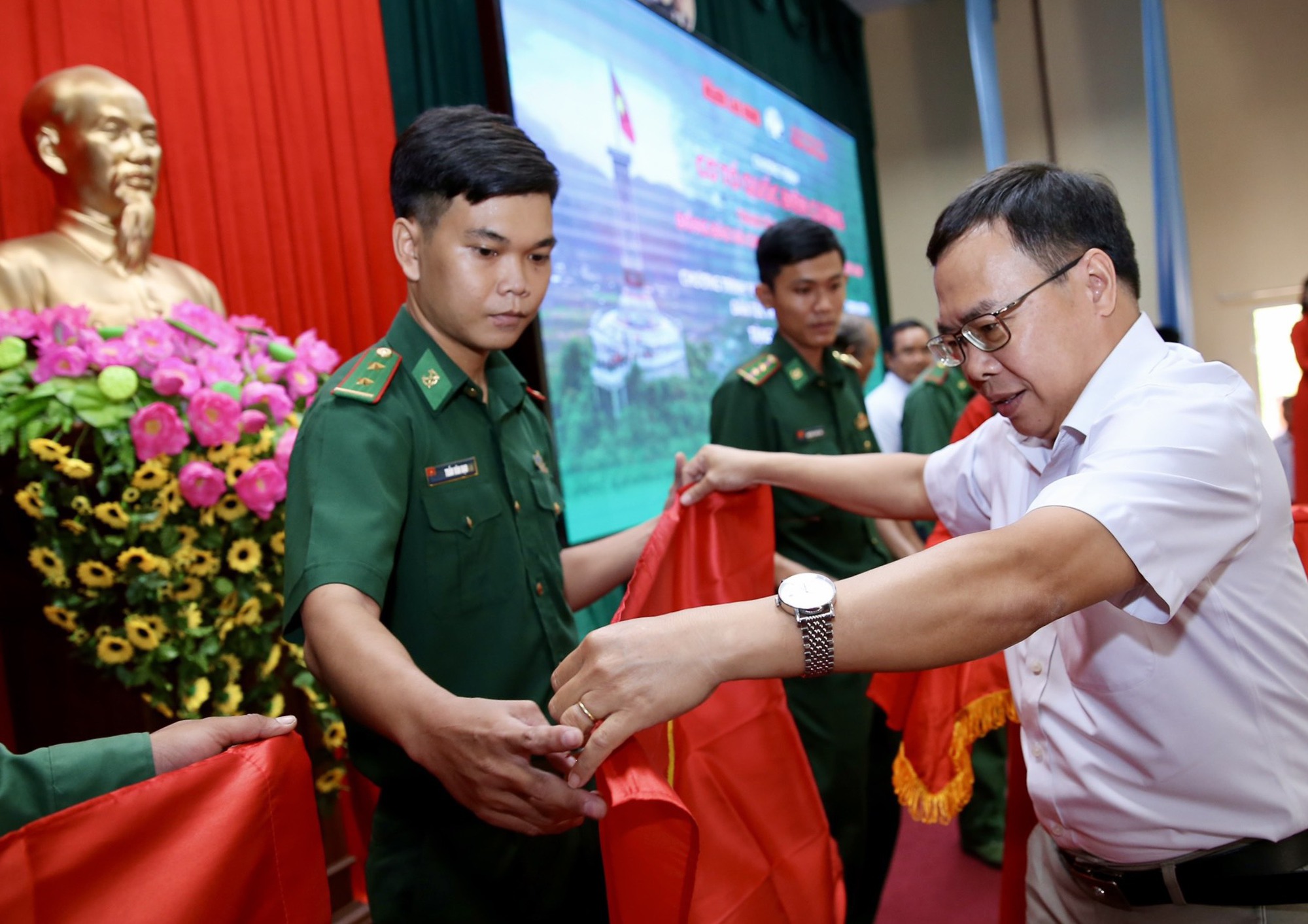 V&ugrave;ng bi&ecirc;n giới vui mừng đ&oacute;n nhận cờ Tổ quốc, học bổng v&agrave; nhiều phần qu&agrave; - Ảnh 4.