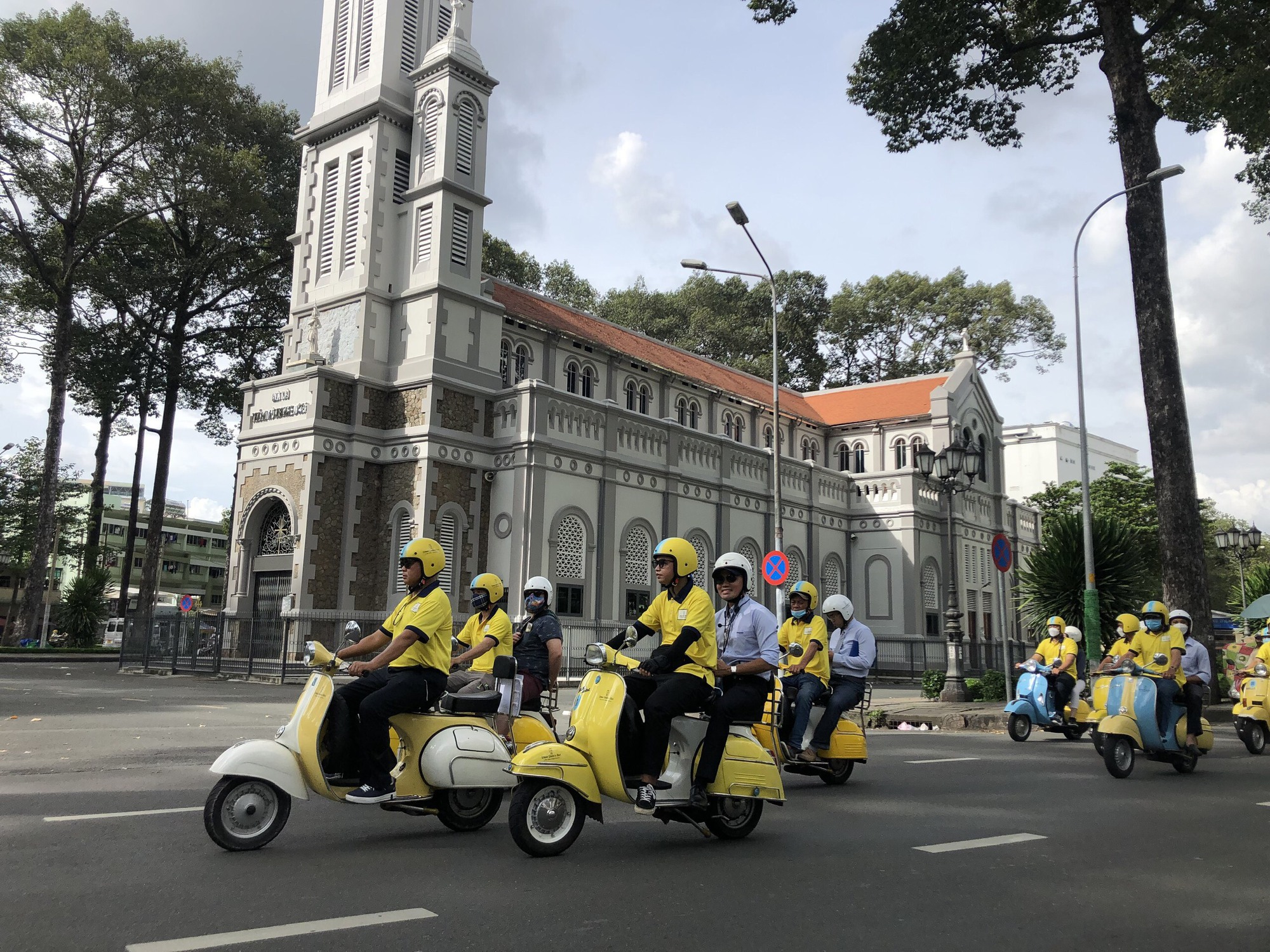 Đoàn khách quốc tế dạo phố bằng vespa cổ, ngắm TP HCM từ xe buýt 2 tầng