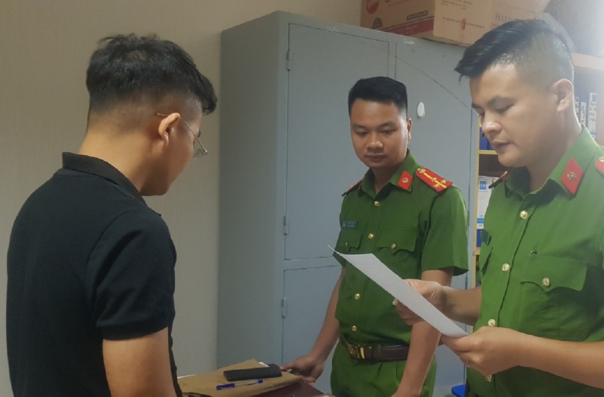 N&Oacute;NG: Bắt c&aacute;n bộ QLTT đ&aacute;nh bạn g&aacute;i d&atilde; man v&igrave; h&aacute;t song ca với người kh&aacute;c - Ảnh 1.