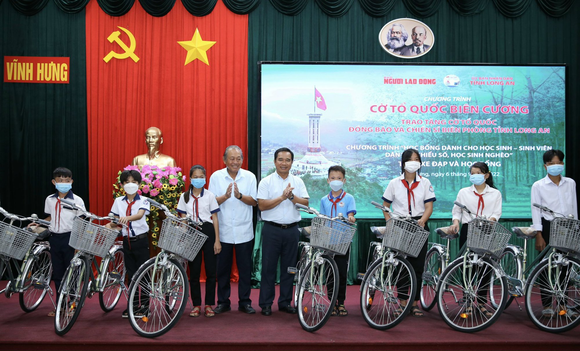V&ugrave;ng bi&ecirc;n giới vui mừng đ&oacute;n nhận cờ Tổ quốc, học bổng v&agrave; nhiều phần qu&agrave; - Ảnh 6.