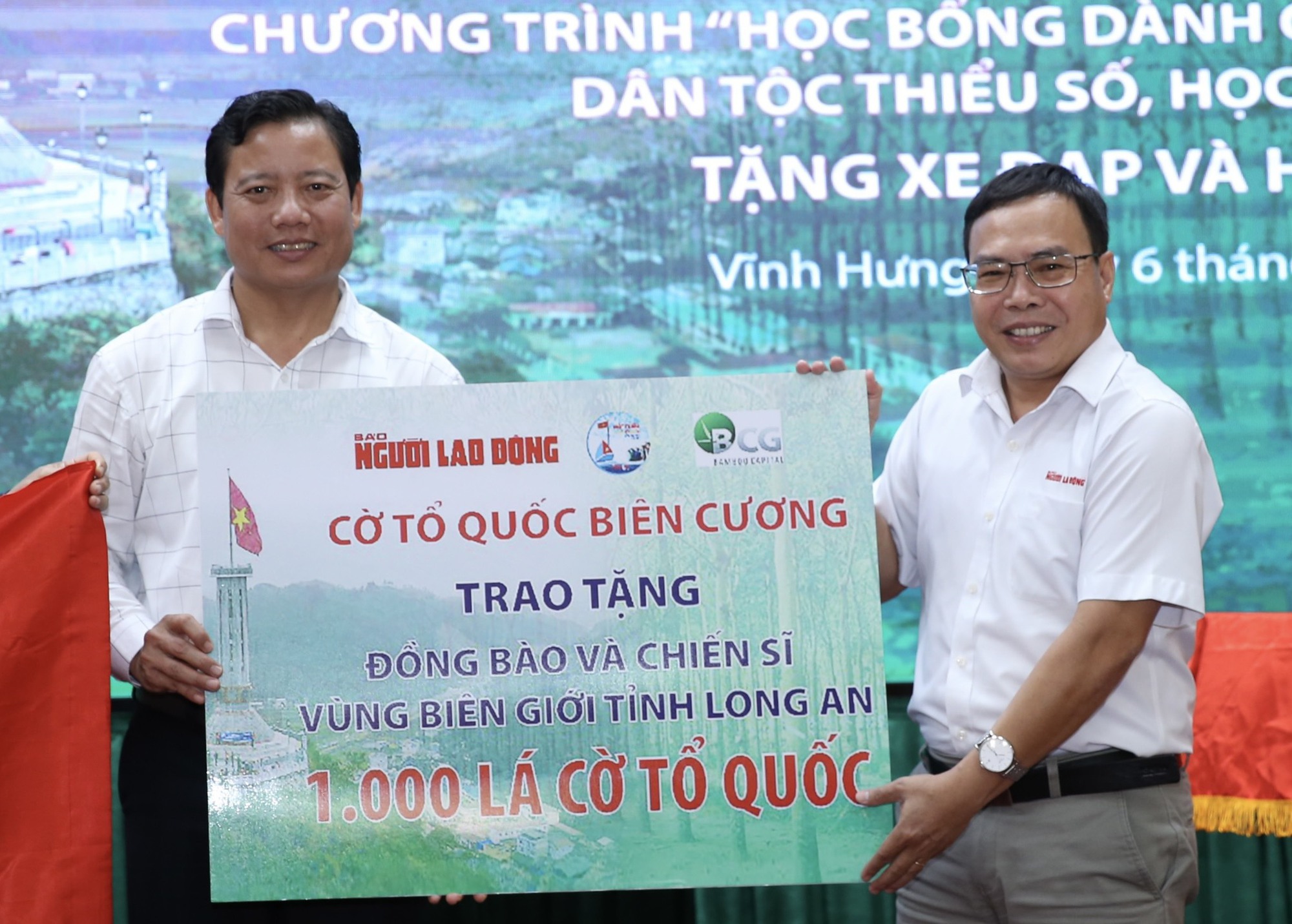 V&ugrave;ng bi&ecirc;n giới vui mừng đ&oacute;n nhận cờ Tổ quốc, học bổng v&agrave; nhiều phần qu&agrave; - Ảnh 5.