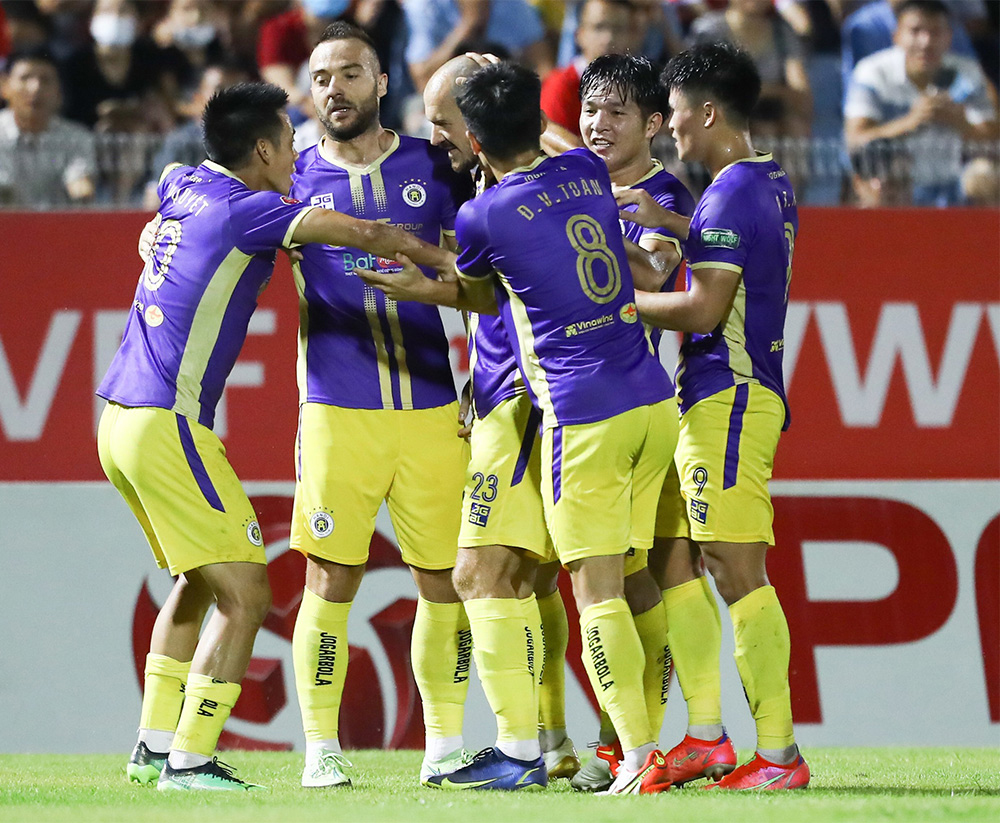 Phải lên án bóng đá bạo lực!