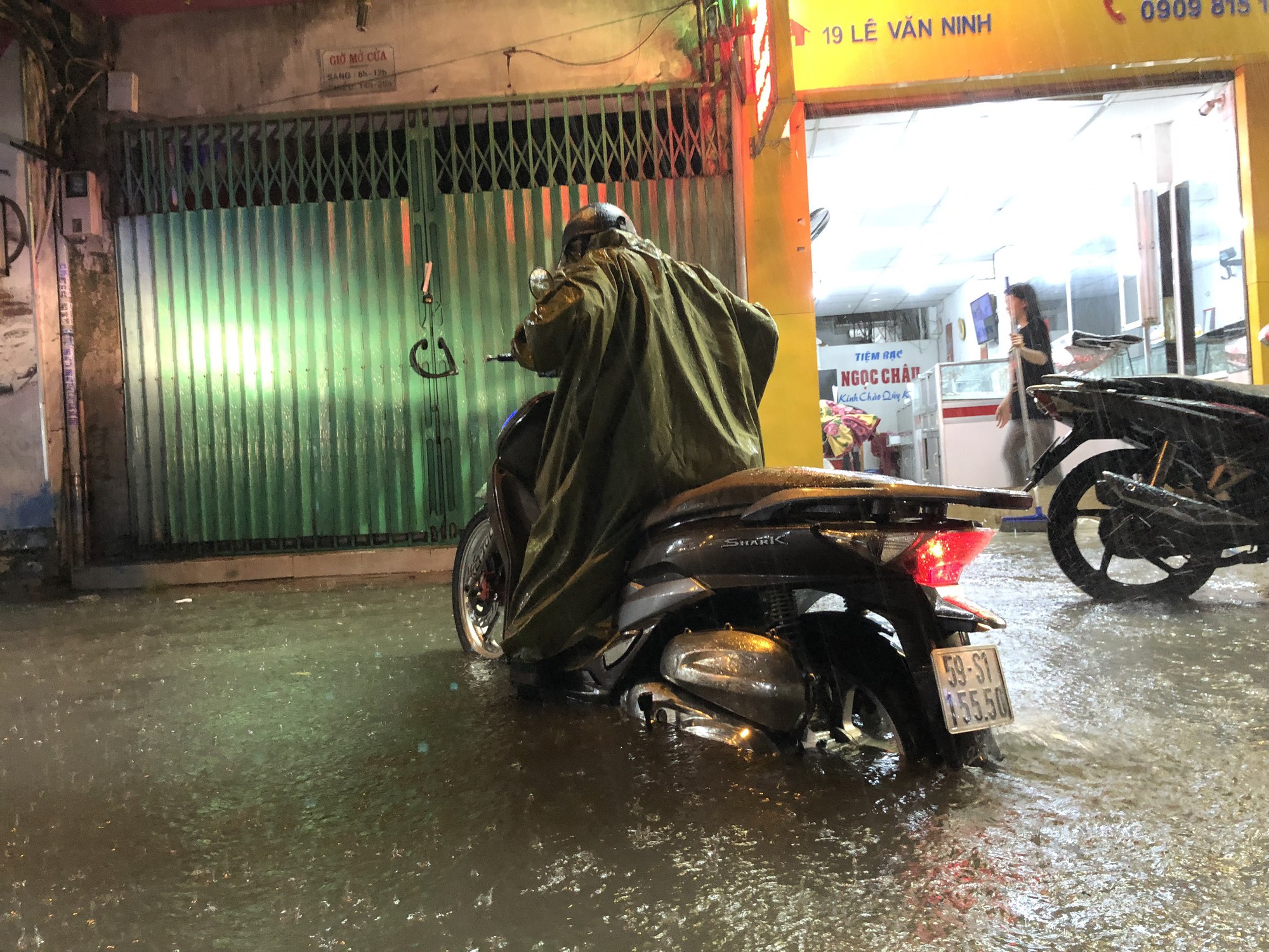 TP HCM: Mưa xối xả, nhiều tuyến đường ngập s&acirc;u - Ảnh 7.