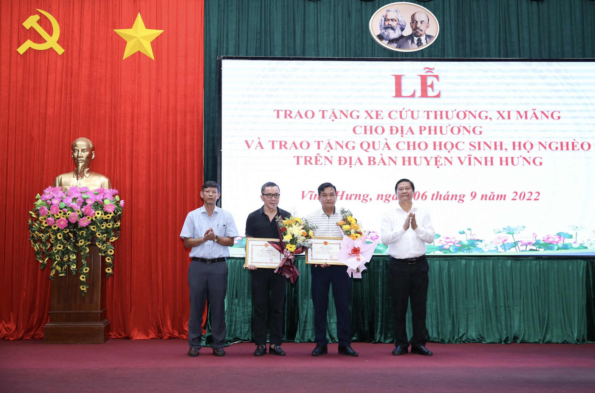 V&ugrave;ng bi&ecirc;n giới vui mừng đ&oacute;n nhận cờ Tổ quốc, học bổng v&agrave; nhiều phần qu&agrave; - Ảnh 12.