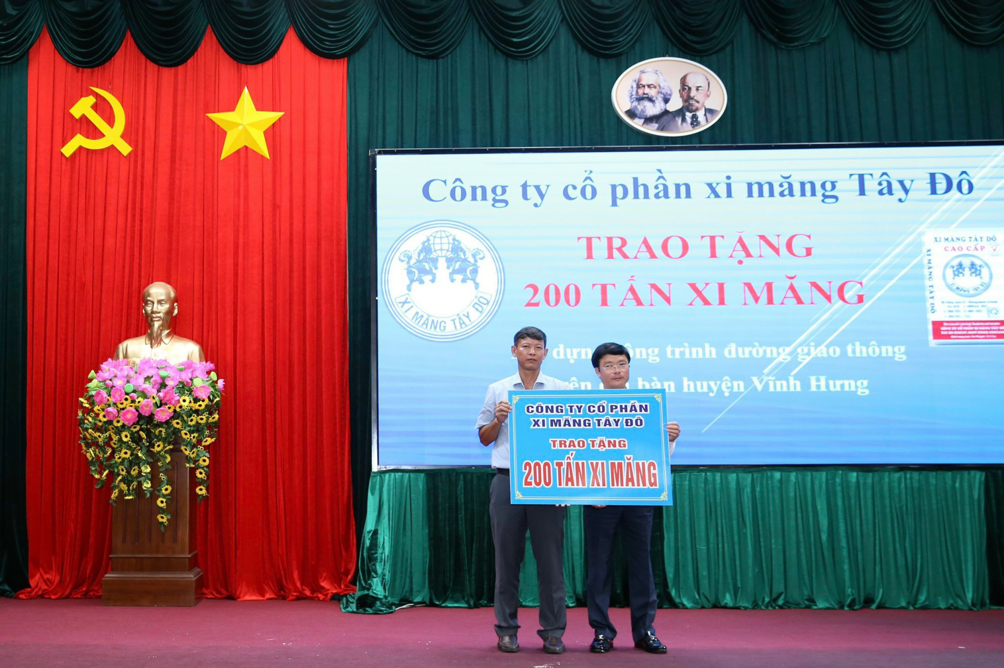 V&ugrave;ng bi&ecirc;n giới vui mừng đ&oacute;n nhận cờ Tổ quốc, học bổng v&agrave; nhiều phần qu&agrave; - Ảnh 10.