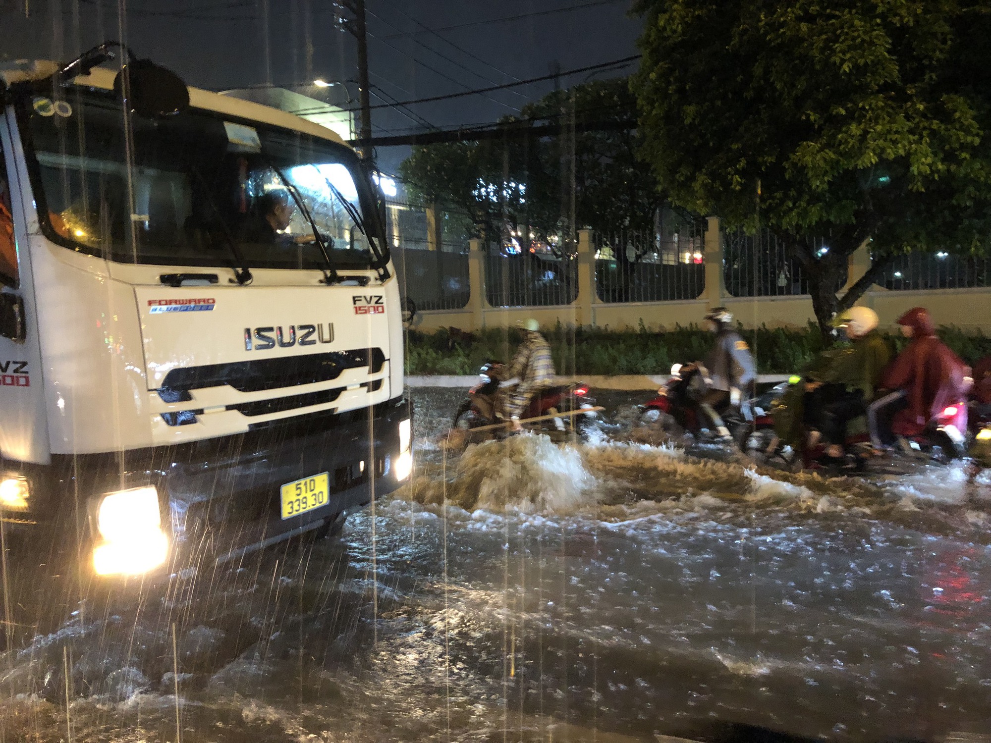 TP HCM: Mưa xối xả, nhiều tuyến đường ngập s&acirc;u - Ảnh 9.