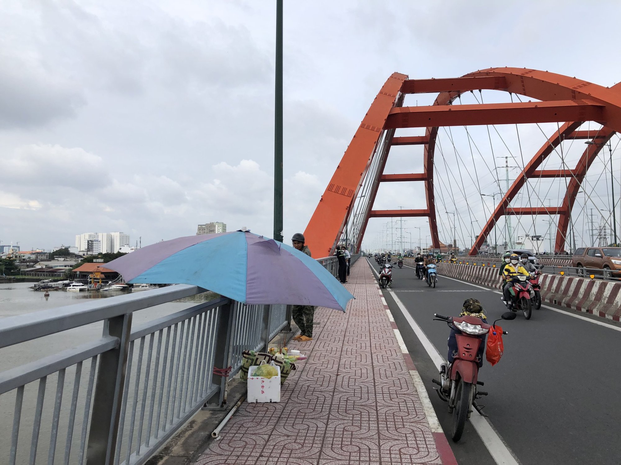Đến sáng 6-9, nhiều người vẫn lên cầu Bình Lợi theo dõi, ngóng tin vụ nhảy cầu