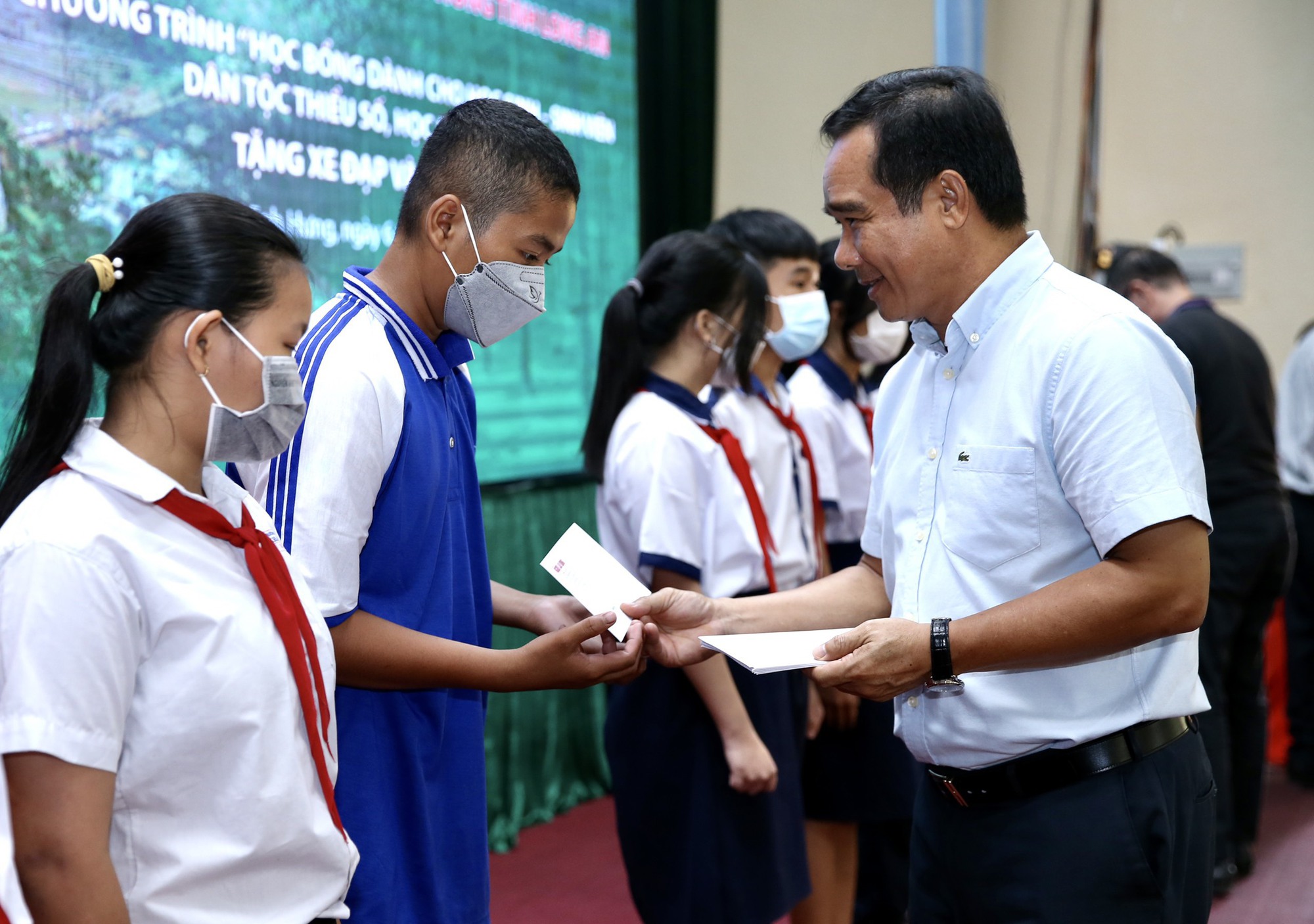 V&ugrave;ng bi&ecirc;n giới vui mừng đ&oacute;n nhận cờ Tổ quốc, học bổng v&agrave; nhiều phần qu&agrave; - Ảnh 3.
