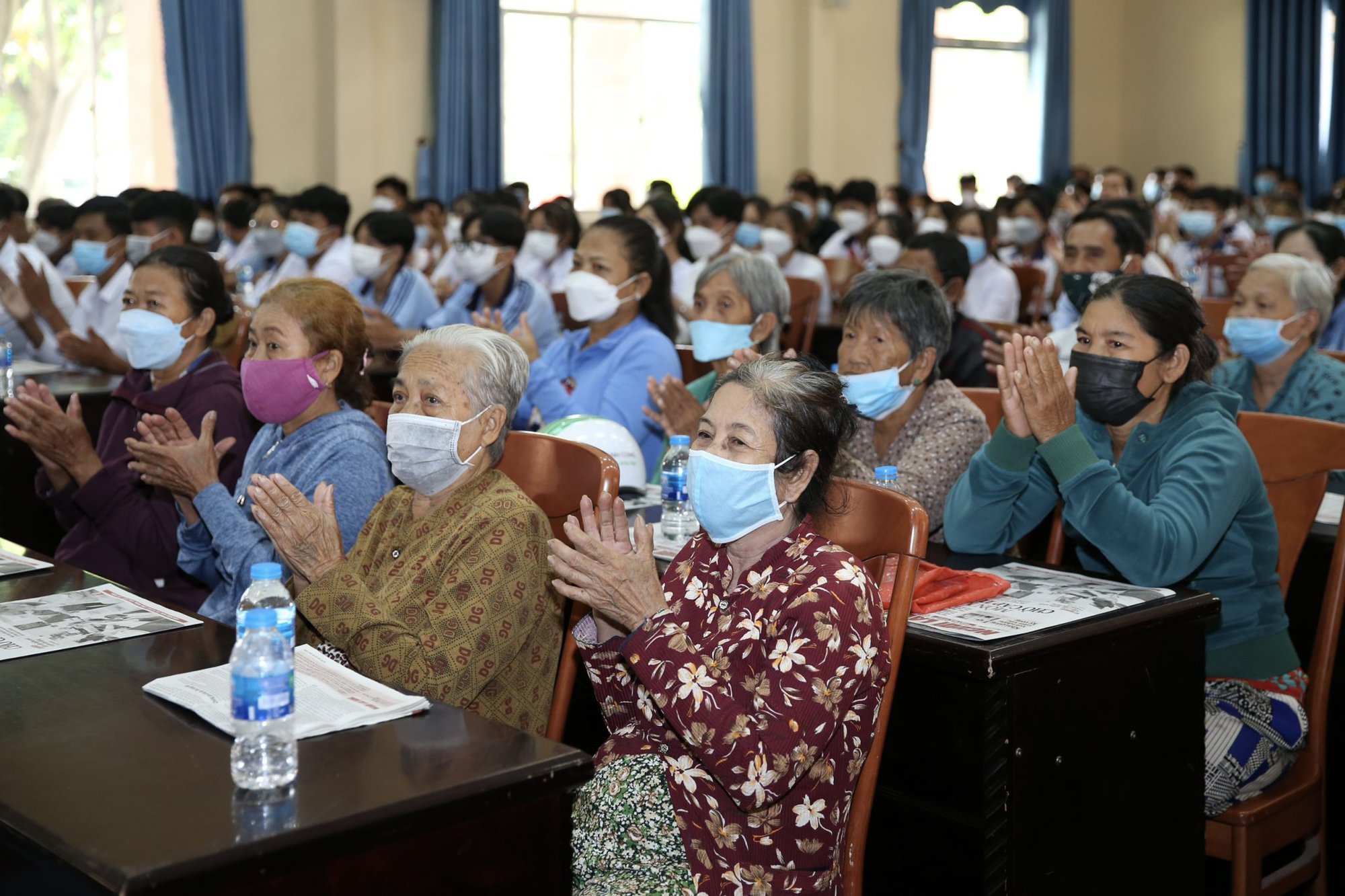 V&ugrave;ng bi&ecirc;n giới vui mừng đ&oacute;n nhận cờ Tổ quốc, học bổng v&agrave; nhiều phần qu&agrave; - Ảnh 9.