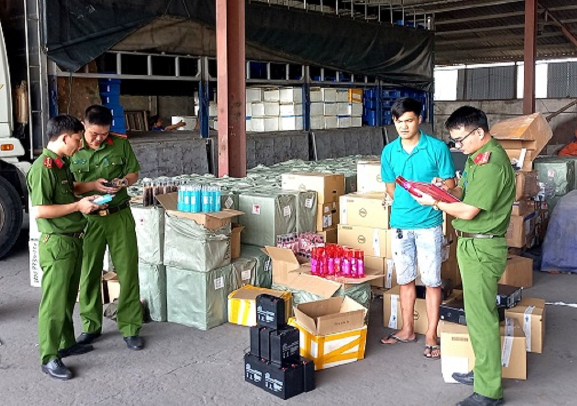 Bắt giữ hàng ngàn chai mỹ phẩm, hàng hóa trị giá 2,1 tỉ đồng trên đường vào TP HCM
