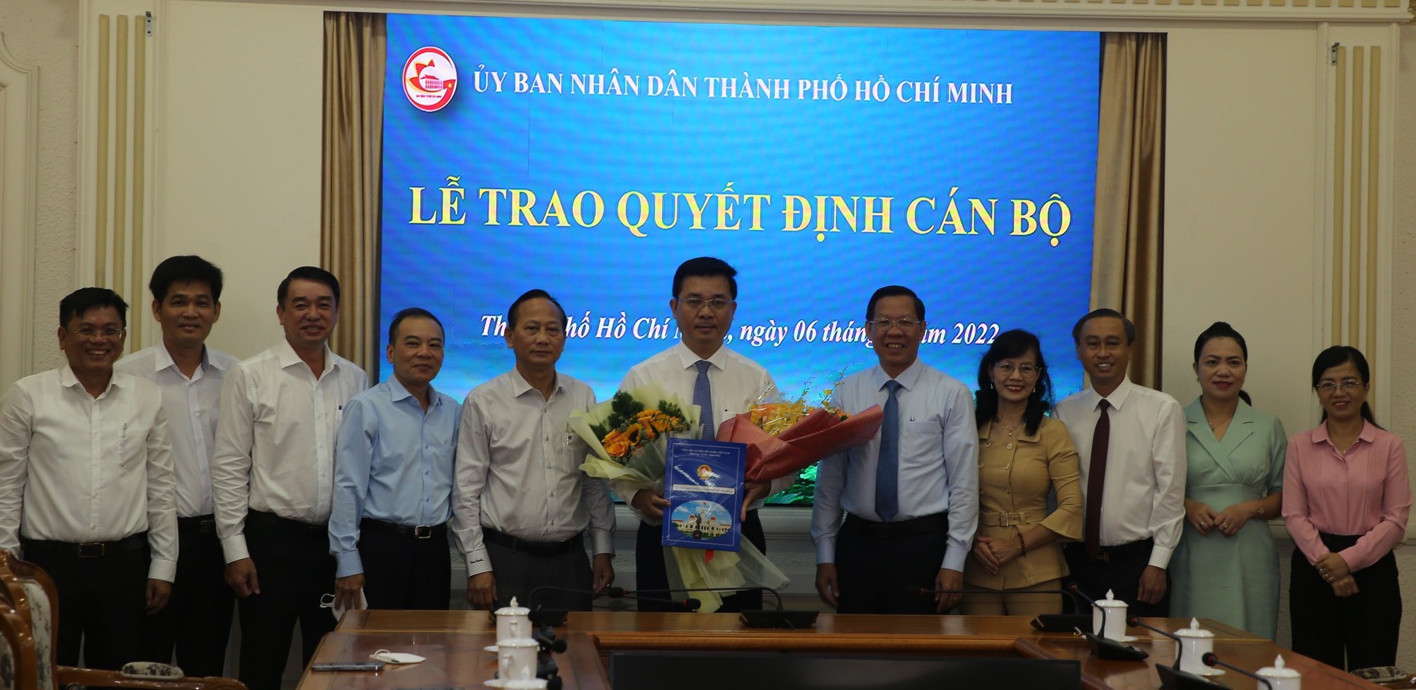 Chủ tịch UBND TP HCM trao quyết định cán bộ