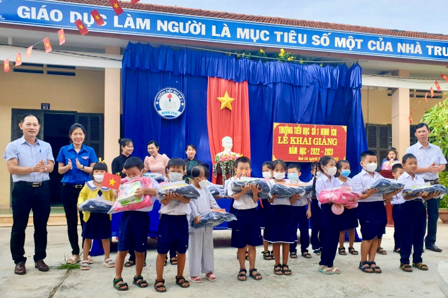 C&ocirc;ng đo&agrave;n Kh&aacute;nh Việt tặng qu&agrave; cho 820 học sinh c&oacute; ho&agrave;n cảnh kh&oacute; khăn - Ảnh 1.