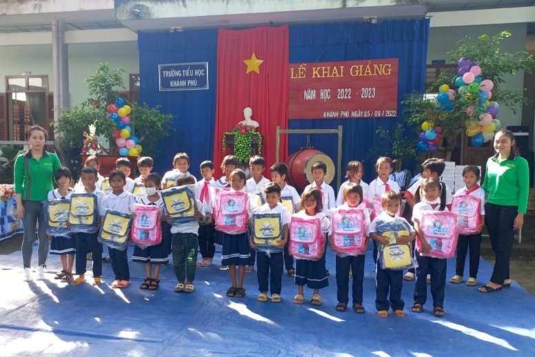 C&ocirc;ng đo&agrave;n Kh&aacute;nh Việt tặng qu&agrave; cho 820 học sinh c&oacute; ho&agrave;n cảnh kh&oacute; khăn - Ảnh 2.