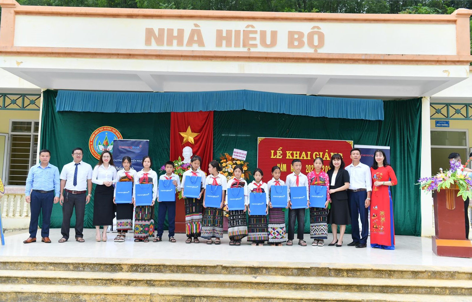 KienlongBank hỗ trợ v&ugrave;ng s&acirc;u, v&ugrave;ng xa c&aacute;c hoạt động gi&aacute;o dục v&agrave; t&aacute;c vụ ng&acirc;n h&agrave;ng, dịch vụ c&ocirc;ng - Ảnh 3.