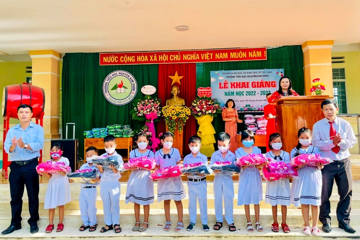 C&ocirc;ng đo&agrave;n Kh&aacute;nh Việt tặng qu&agrave; cho 820 học sinh c&oacute; ho&agrave;n cảnh kh&oacute; khăn - Ảnh 3.