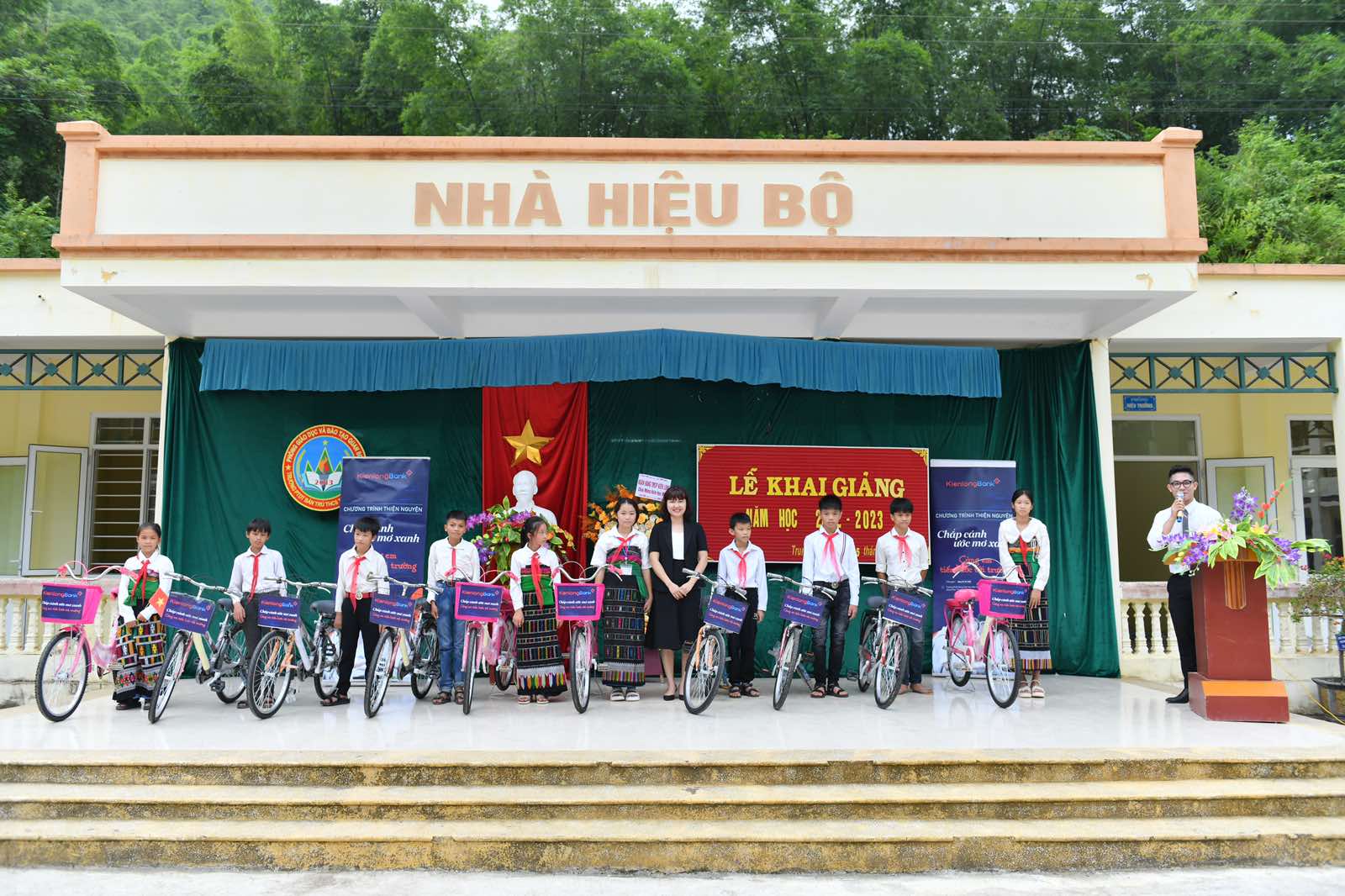 KienlongBank hỗ trợ v&ugrave;ng s&acirc;u, v&ugrave;ng xa c&aacute;c hoạt động gi&aacute;o dục v&agrave; t&aacute;c vụ ng&acirc;n h&agrave;ng, dịch vụ c&ocirc;ng - Ảnh 4.