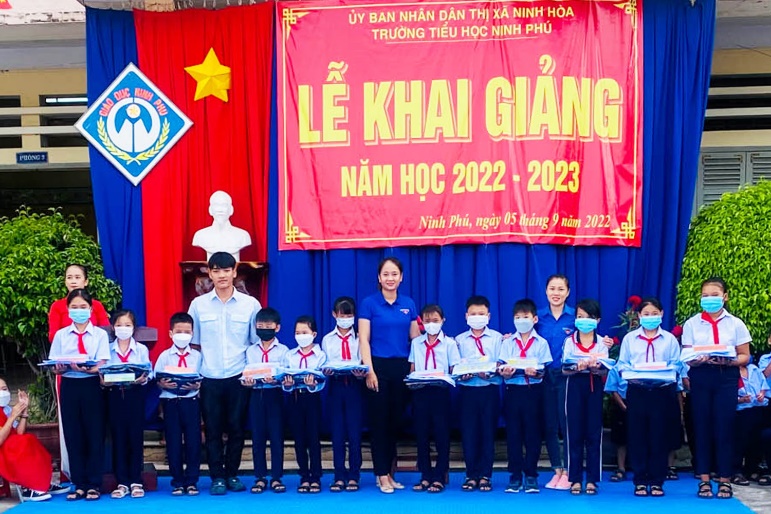 C&ocirc;ng đo&agrave;n Kh&aacute;nh Việt tặng qu&agrave; cho 820 học sinh c&oacute; ho&agrave;n cảnh kh&oacute; khăn - Ảnh 5.