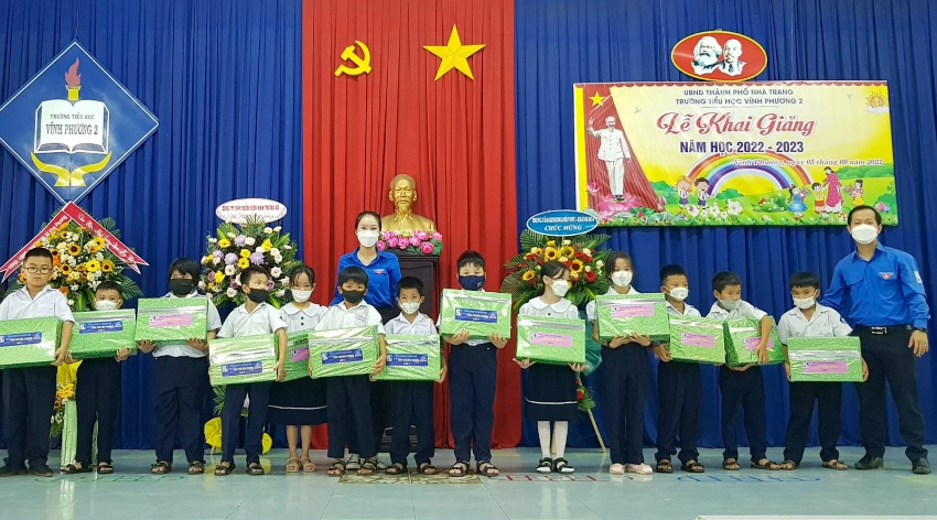 C&ocirc;ng đo&agrave;n Kh&aacute;nh Việt tặng qu&agrave; cho 820 học sinh c&oacute; ho&agrave;n cảnh kh&oacute; khăn - Ảnh 7.