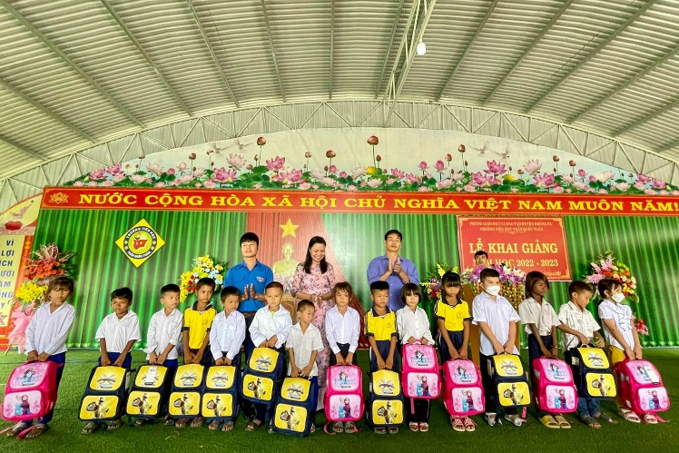 Công đoàn Khánh Việt tặng quà cho 820 học sinh có hoàn cảnh khó khăn