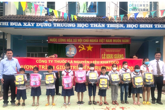 C&ocirc;ng đo&agrave;n Kh&aacute;nh Việt tặng qu&agrave; cho 820 học sinh c&oacute; ho&agrave;n cảnh kh&oacute; khăn - Ảnh 9.