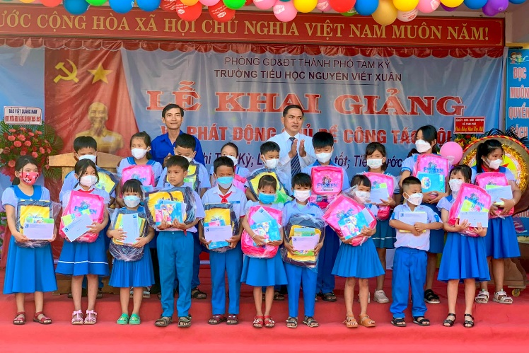 C&ocirc;ng đo&agrave;n Kh&aacute;nh Việt tặng qu&agrave; cho 820 học sinh c&oacute; ho&agrave;n cảnh kh&oacute; khăn - Ảnh 10.