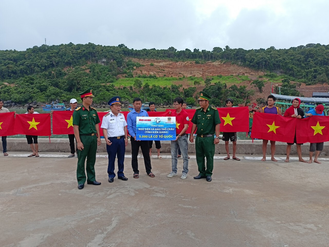 Đảo tiền tiêu thắm màu cờ Tổ quốc