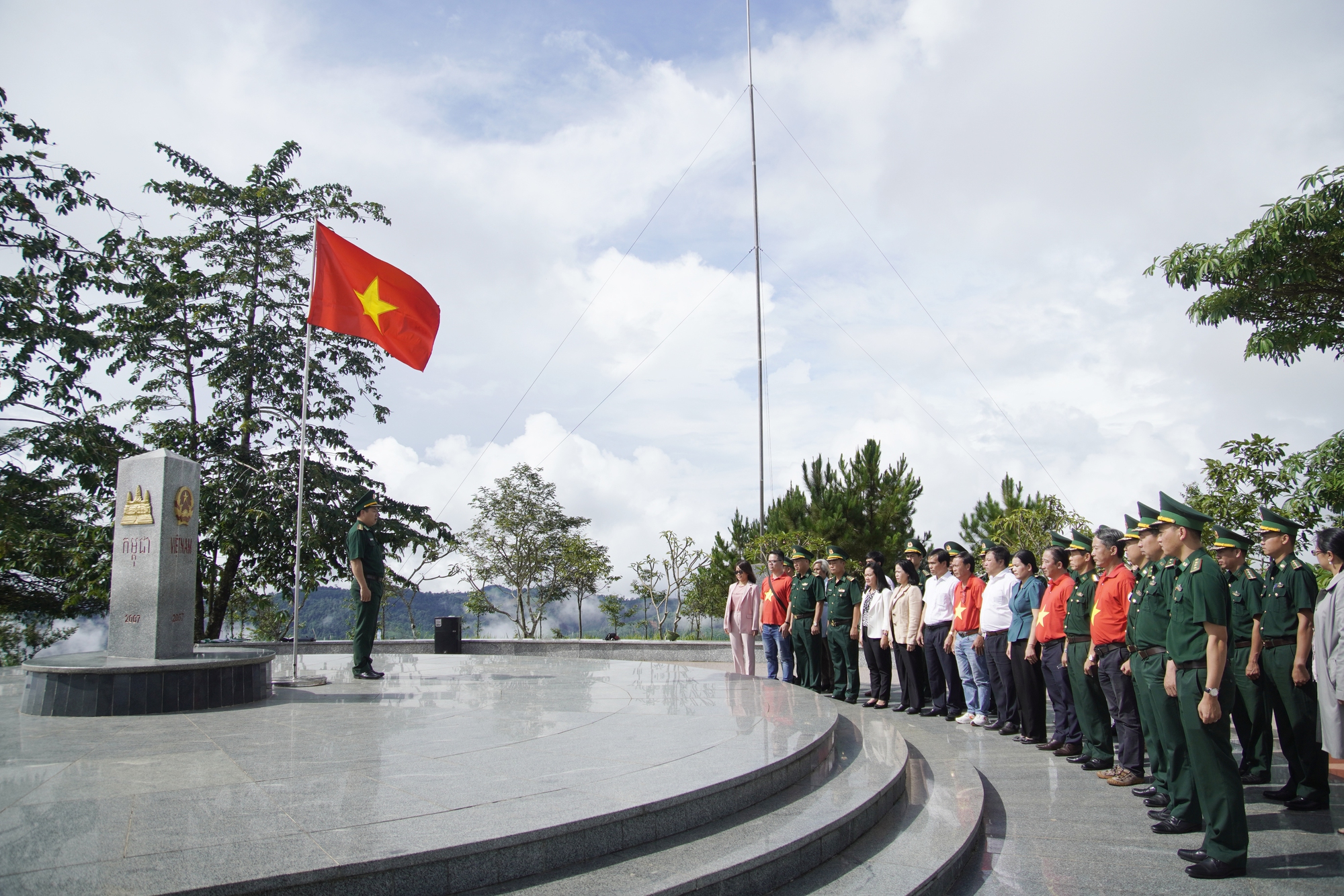Lễ chào cờ thiêng liêng nơi cột mốc ba biên