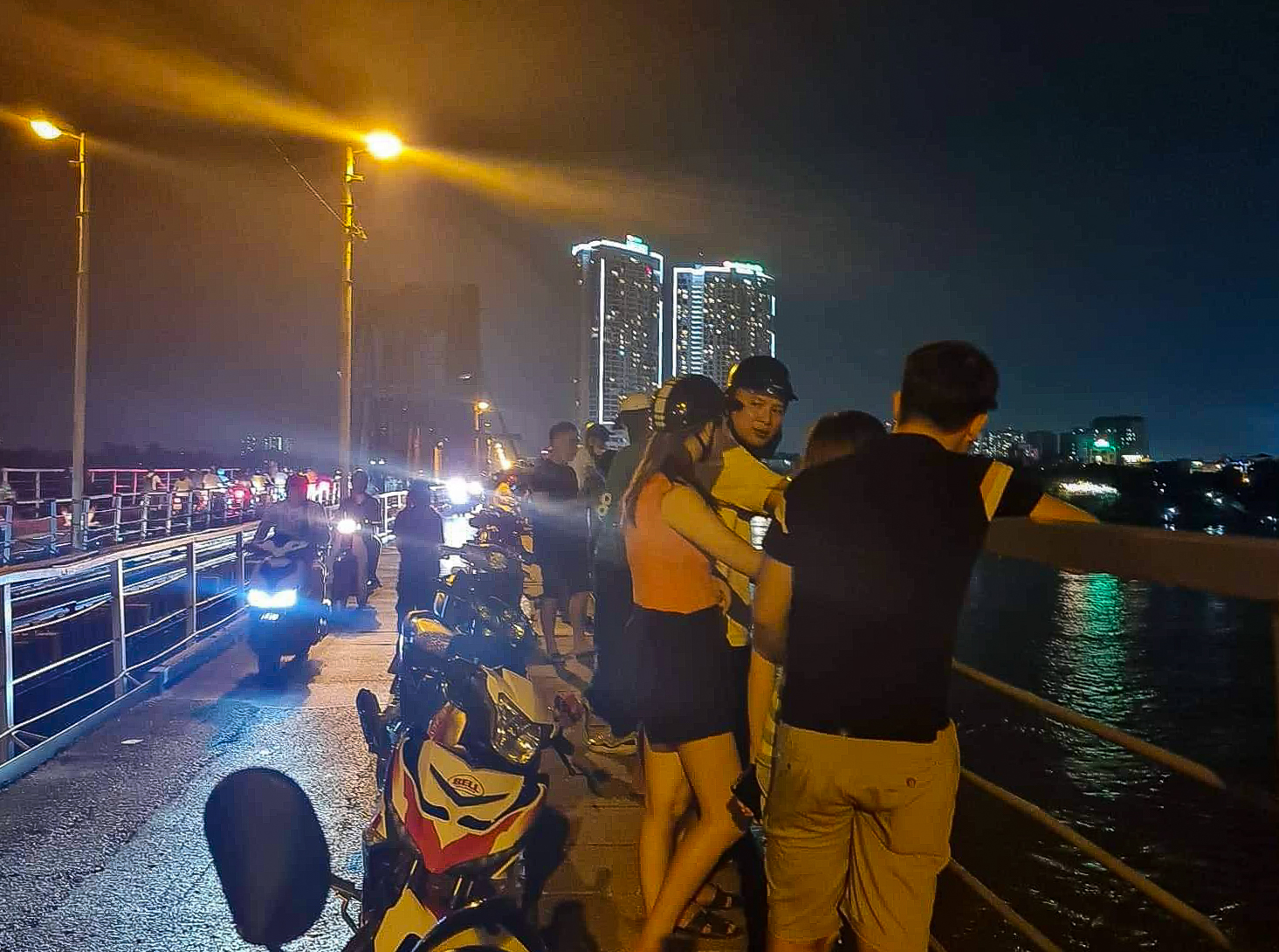 Đôi nam nữ nhảy cầu Long Biên, chàng trai được cứu sống