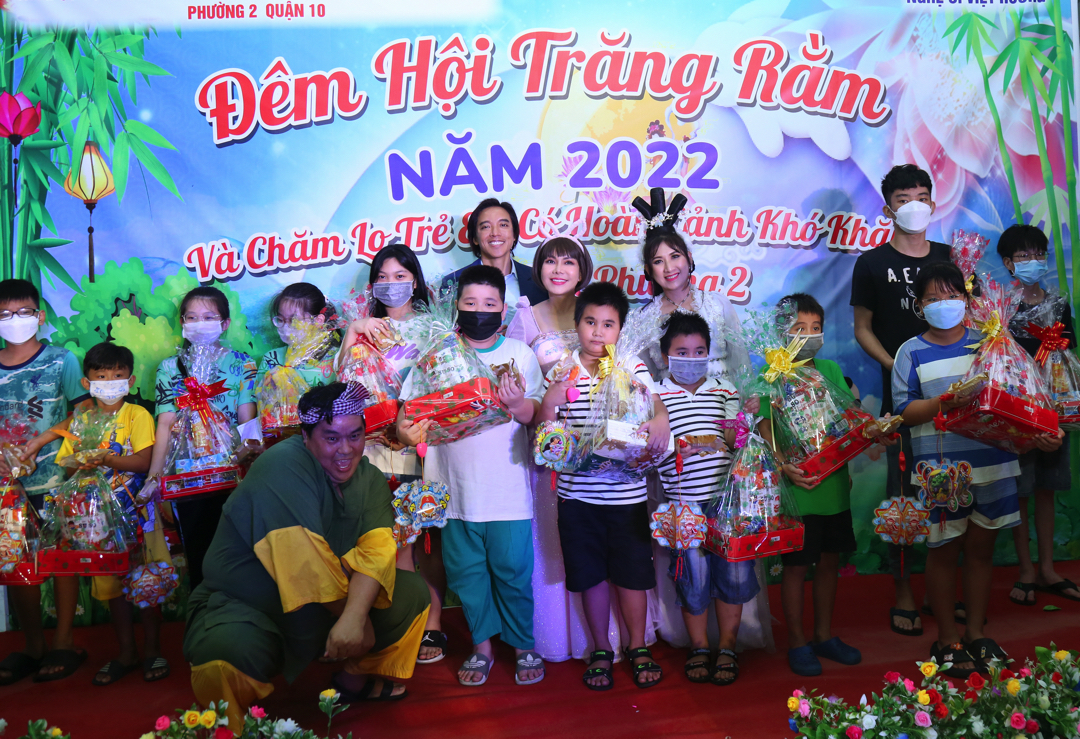 Việt Hương hóa thỏ ngọc với hành động như cô tiên