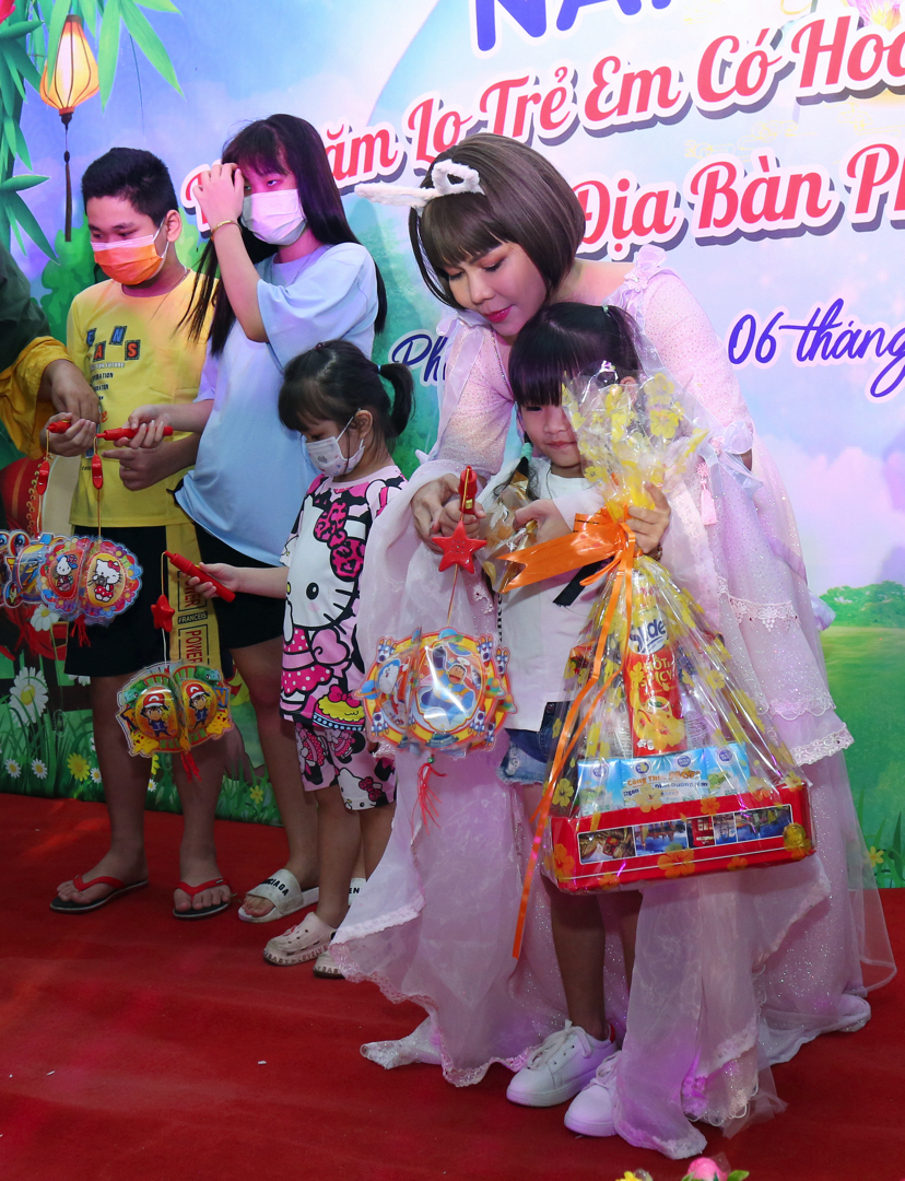Việt Hương hóa thỏ ngọc với hành động như cô tiên - Ảnh 1.
