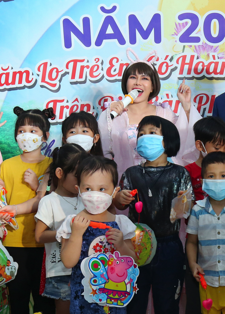 Việt Hương hóa thỏ ngọc với hành động như cô tiên - Ảnh 7.