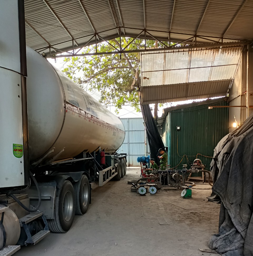 Triệt phá cơ sở chiết gas trái phép "khủng"