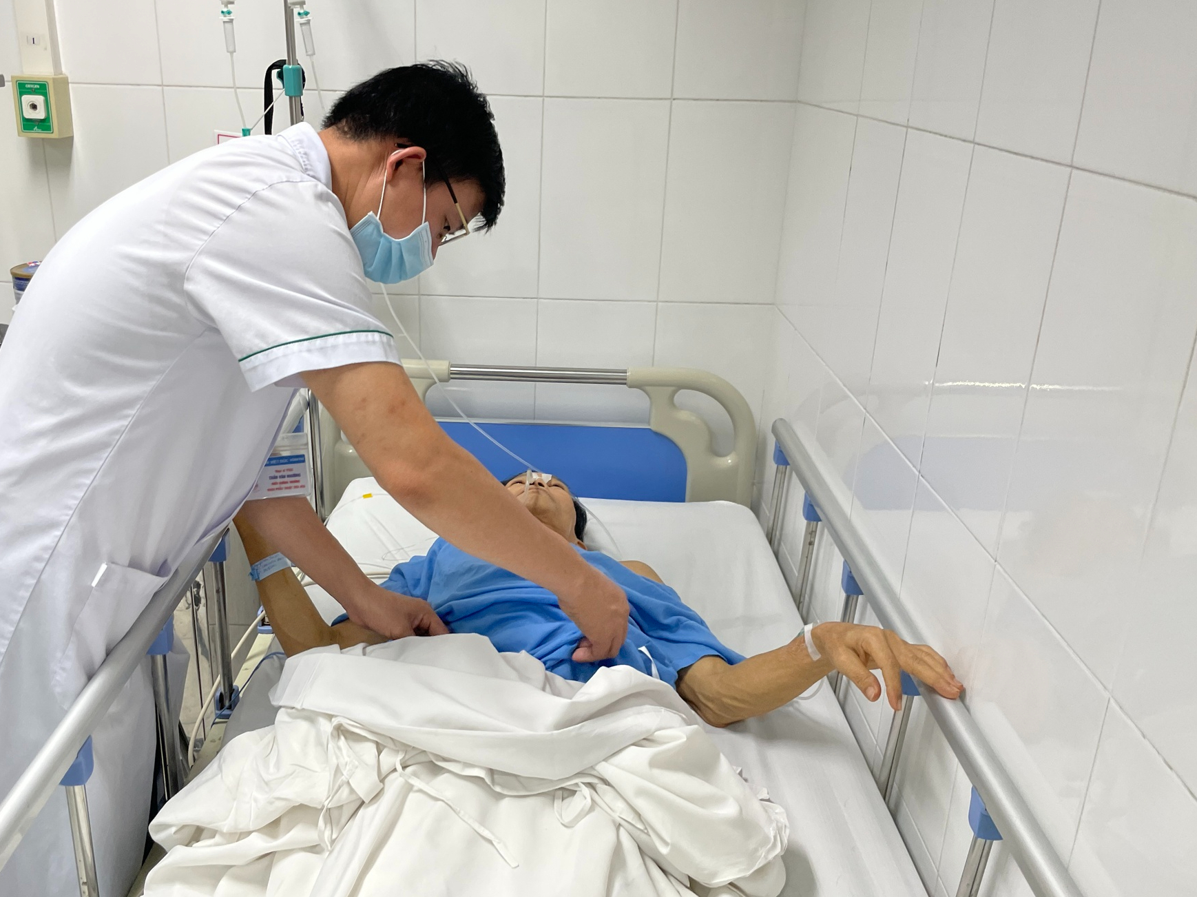 B&aacute;c sĩ n&ecirc;u những dấu hiệu mơ hồ cảnh b&aacute;o ung thư dạ d&agrave;y - Ảnh 2.