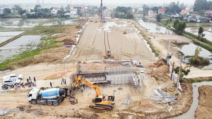 Bộ trưởng Nguyễn Văn Thể: Phải điều chuyển, cắt hợp đồng các nhà thầu yếu kém - Ảnh 2.