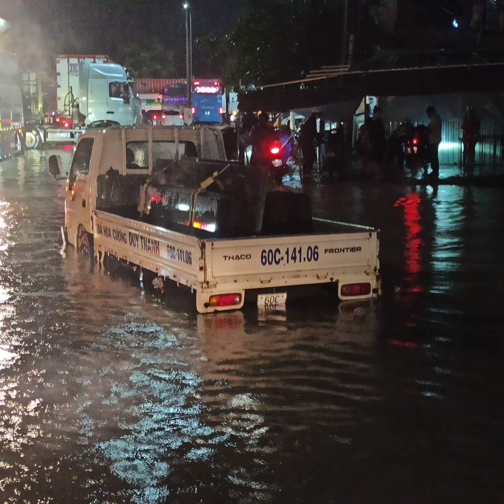 Biên Hòa mênh mông biển nước, Quốc lộ 51 giao thông hỗn loạn trong đêm - Ảnh 3.