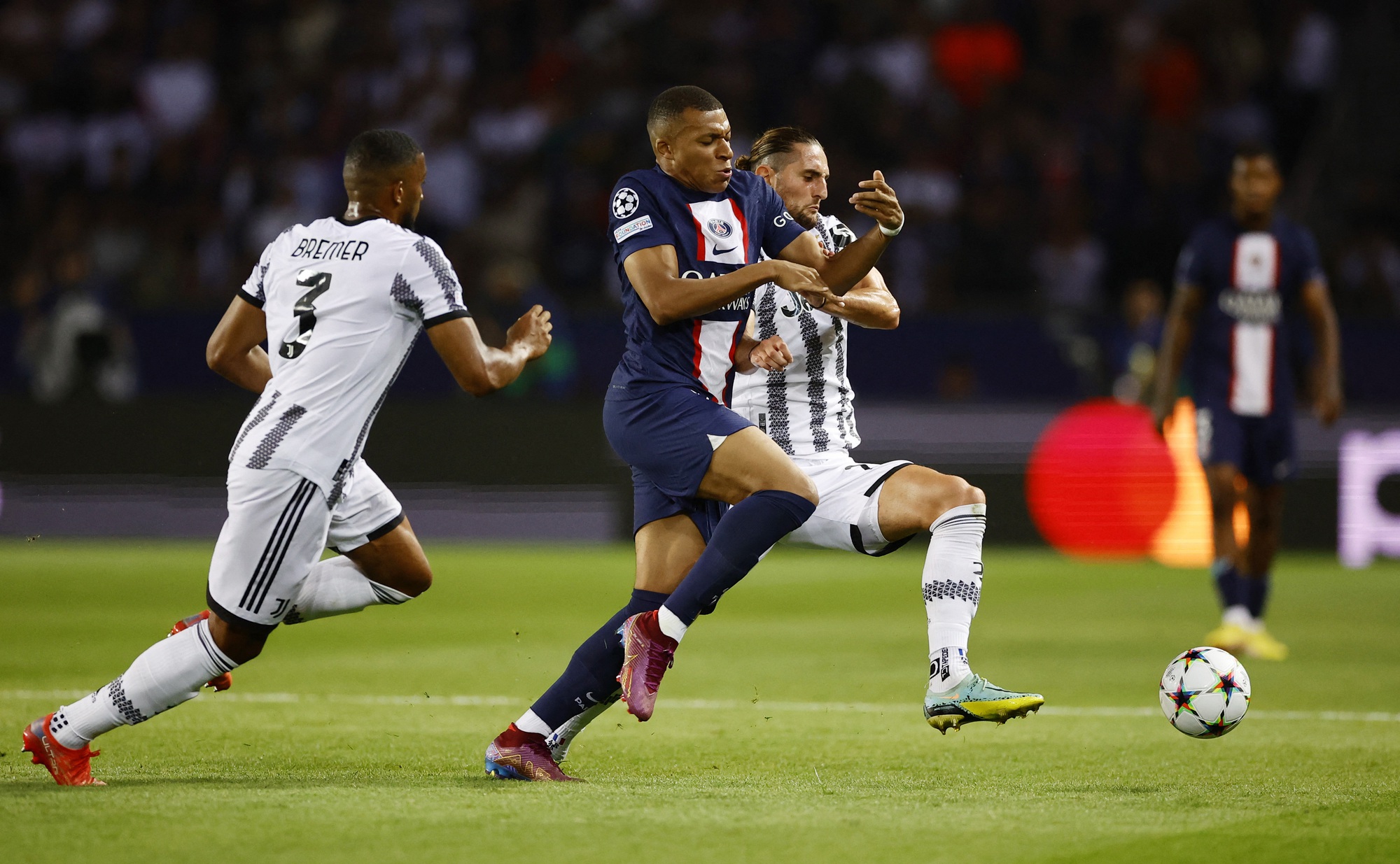 Juventus gục ng&atilde; trước PSG, Real Madrid thắng Celtic - Ảnh 3.