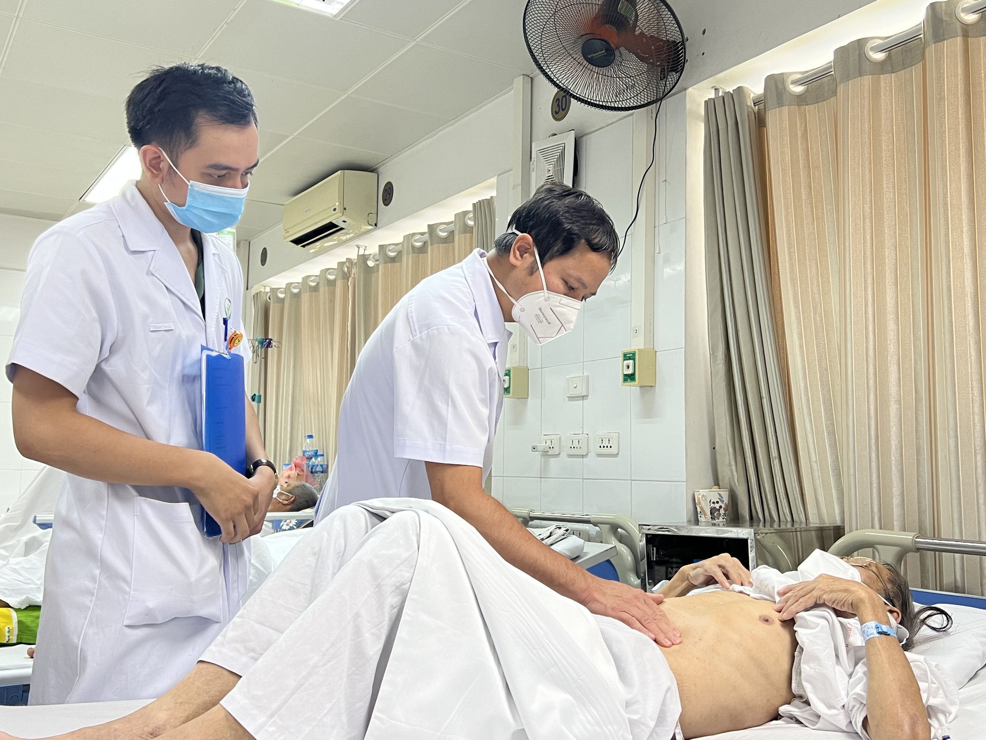B&aacute;c sĩ n&ecirc;u những dấu hiệu mơ hồ cảnh b&aacute;o ung thư dạ d&agrave;y - Ảnh 1.