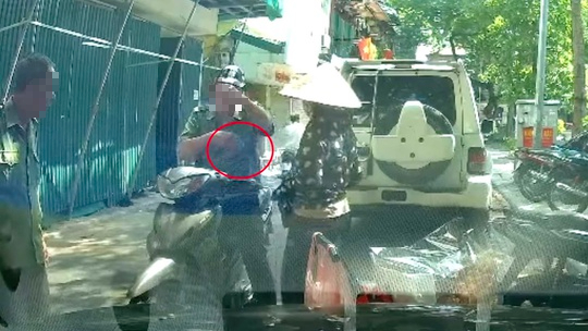 Clip người bán hàng rong nghi đưa tiền "bảo kê": Tạm đình chỉ tự quản viên
