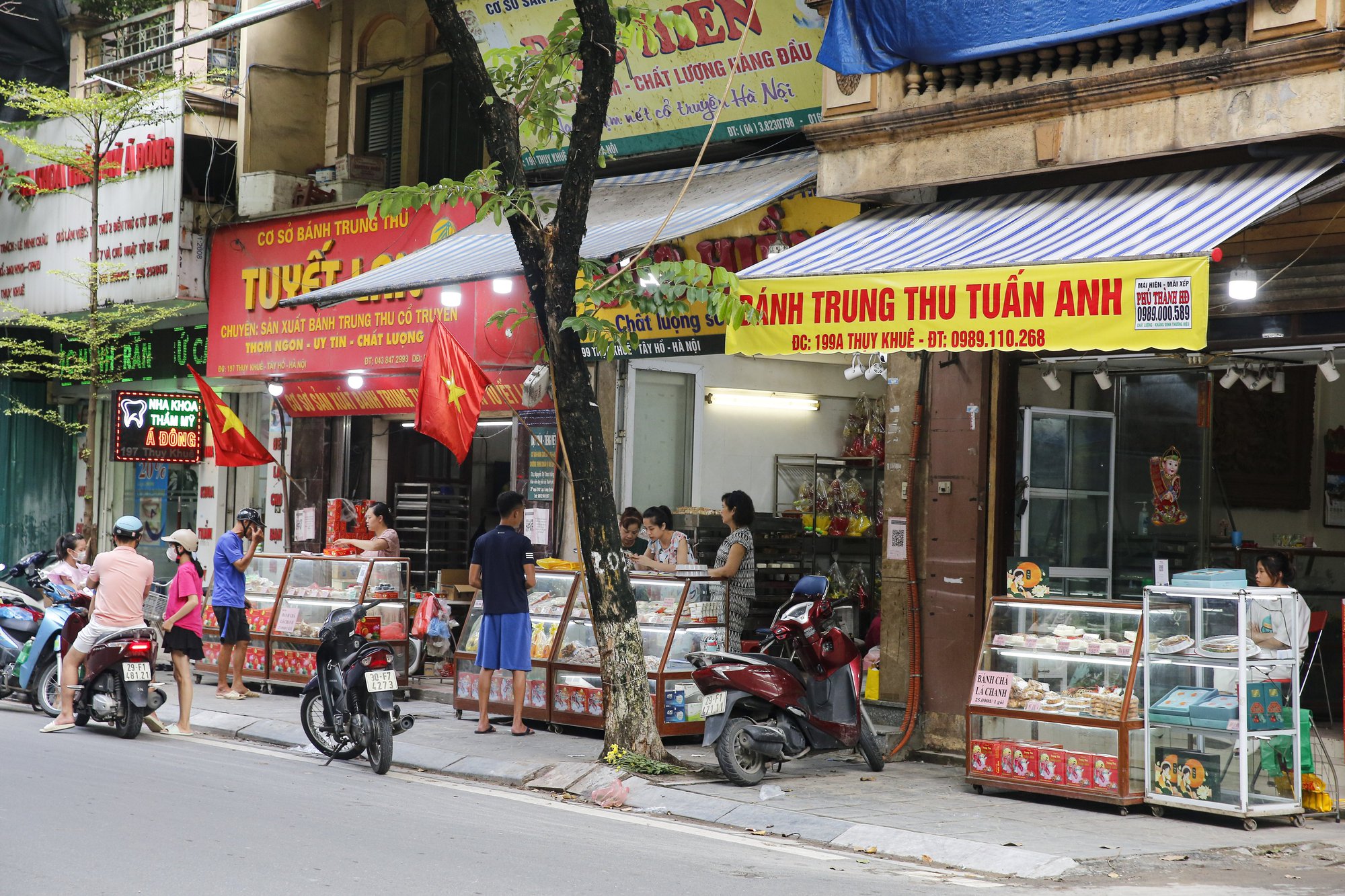 Người dân xếp hàng, chờ cả tiếng để mua bánh trung thu - Ảnh 15.