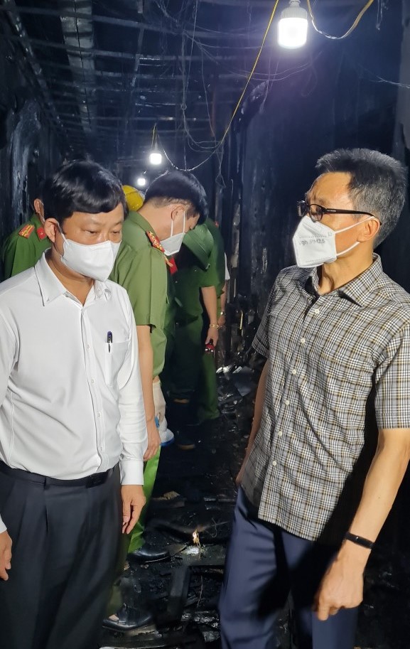 Ph&oacute; Thủ tướng Vũ Đức Đam tới hiện trường, thăm gia đ&igrave;nh nạn nh&acirc;n vụ ch&aacute;y ở B&igrave;nh Dương - Ảnh 3.