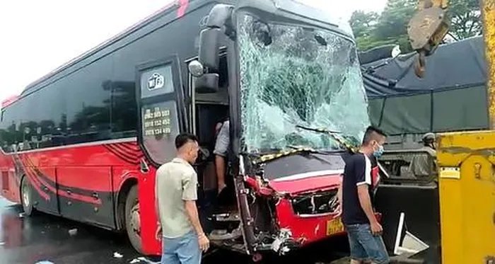 Đồng Nai: Phụ xe chết, 3 h&agrave;nh kh&aacute;ch bị thương trong tai nạn &ocirc;t&ocirc; li&ecirc;n ho&agrave;n - Ảnh 1.