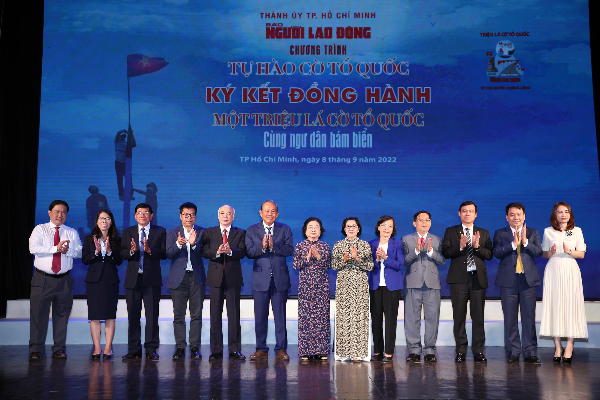Báo Người Lao Động phát động chương trình "Tự hào cờ Tổ quốc"