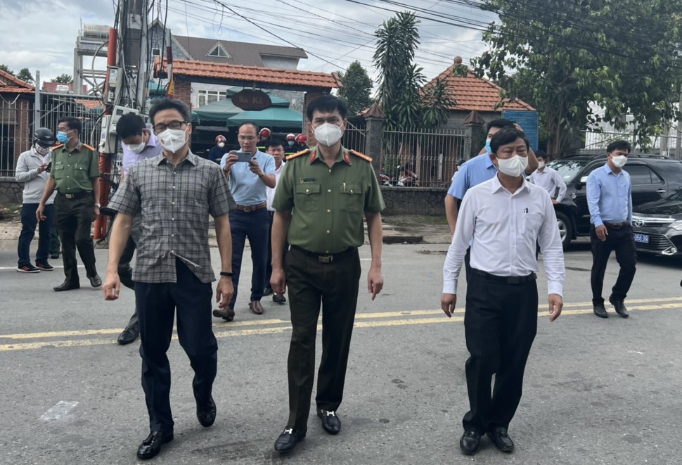Ph&oacute; Thủ tướng Vũ Đức Đam tới hiện trường, thăm gia đ&igrave;nh nạn nh&acirc;n vụ ch&aacute;y ở B&igrave;nh Dương - Ảnh 2.